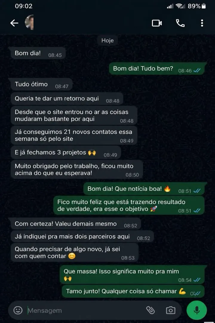 Conversa de WhatsApp: cliente conta que conseguiu 21 contatos novos em uma semana pelo site e fechou 3 projetos